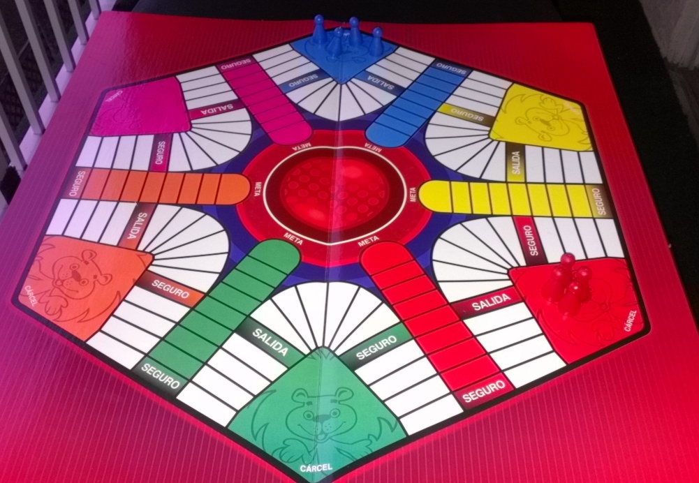 Este juego de mesa también llamado "ludo" se juega... el parqués....